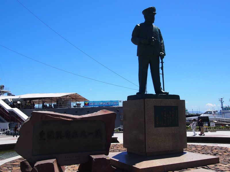 公園に入るとすぐに、東郷平八郎連合艦隊司令長官の銅像と、戦艦三笠が目に飛び込んできます。