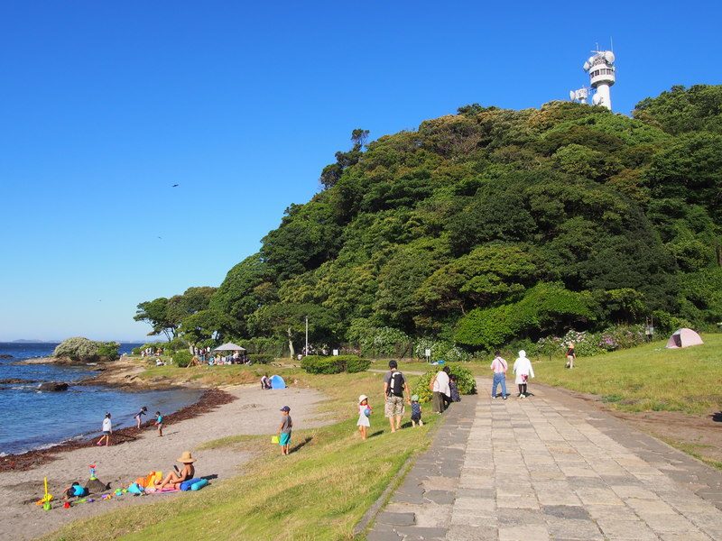 観音崎公園は、海水浴やキャンプが楽しむ多くの人で賑わっていました。