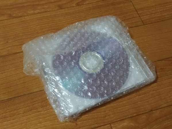 DVDをケースごと緩衝材で梱包