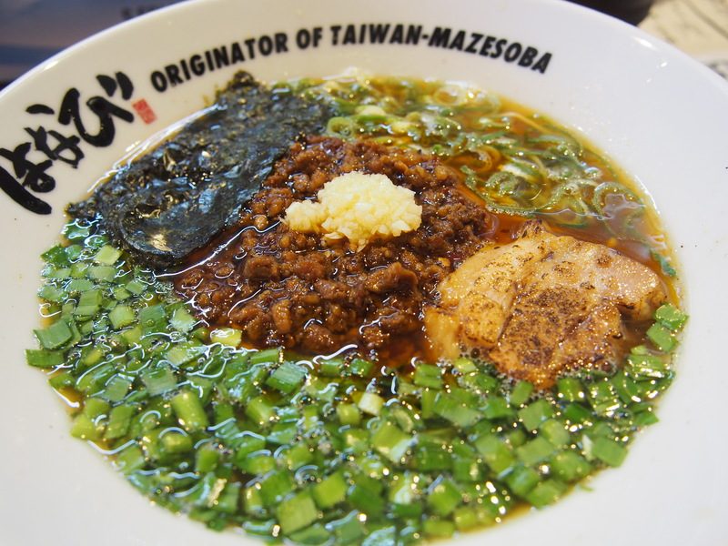 台湾ラーメンは、たっぷりのニラとにんにく、ひき肉、海苔、チャーシュー、刻み葱が入っています。