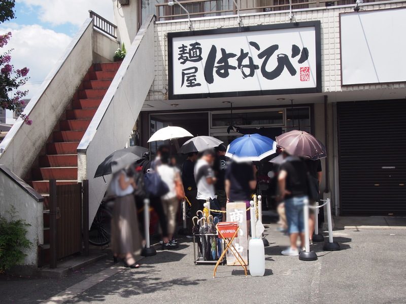 麺屋はなび高畑本店の外観。暑い中ラーメンを食べようと多くの人が待っていました。