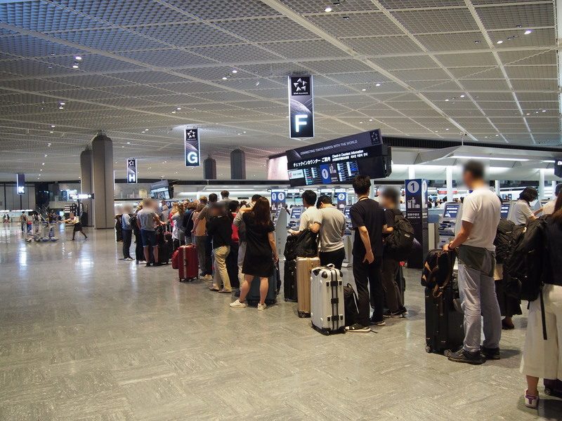 トルコ航空チェックインカウンターには長蛇の列ができていました。