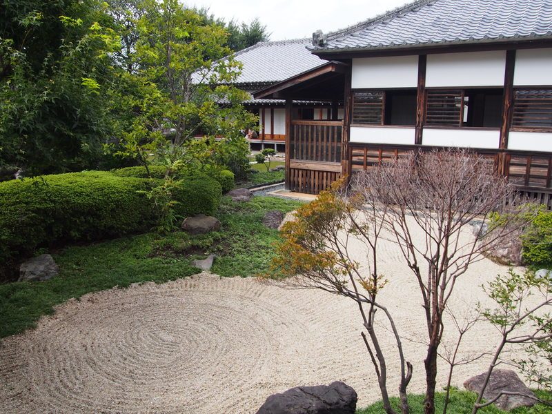 川越城本丸御殿には、見事な枯山水庭園があります。