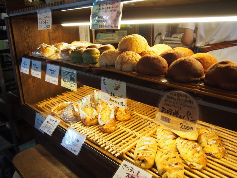 店内はおしゃれな雰囲気で、おいしそうなパンがたくさん並んでいます。