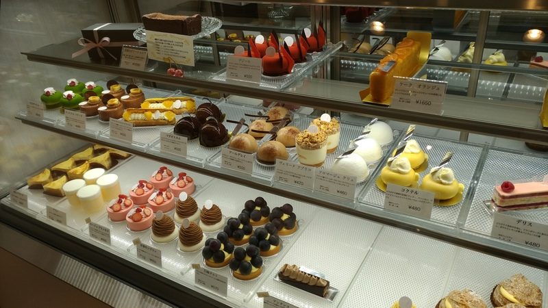 川崎・尻手駅近くにニューオープンしたケーキ屋「ALLECHANTE」のショーケース。ムース系のケーキが多め。
