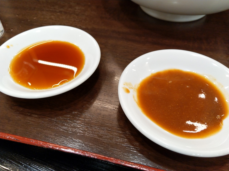 左が醤油とお酢、右が川崎味噌とお酢を7:3で混ぜた餃子のタレ