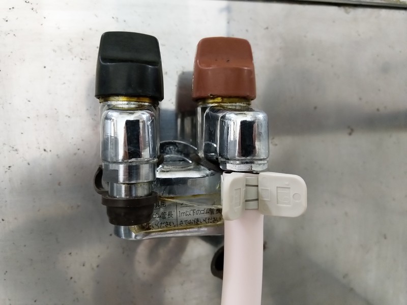 都市ガスでホースエンド型のガス栓を使うので、薄ピンク色のガスホースを接続しています。