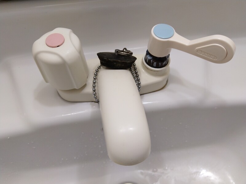洗面所の蛇口周りが水浸しになる人におすすめのレバータイプハンドル | SaToLABO