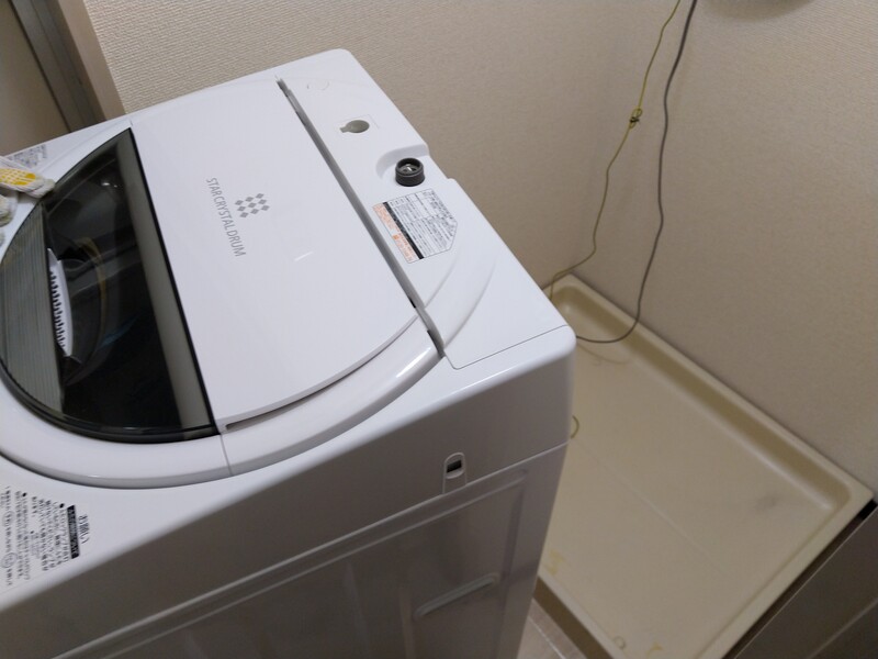 洗濯機を防水パンから移動して、乾燥機の取り付け作業ができるスペースを確保します。