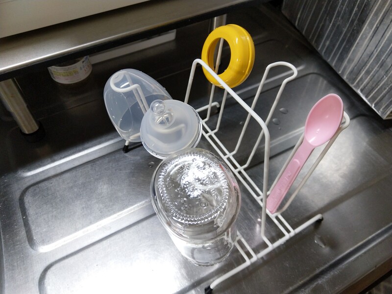 洗った哺乳瓶を乾かすには、100均のグラススタンドがぴったりでした。