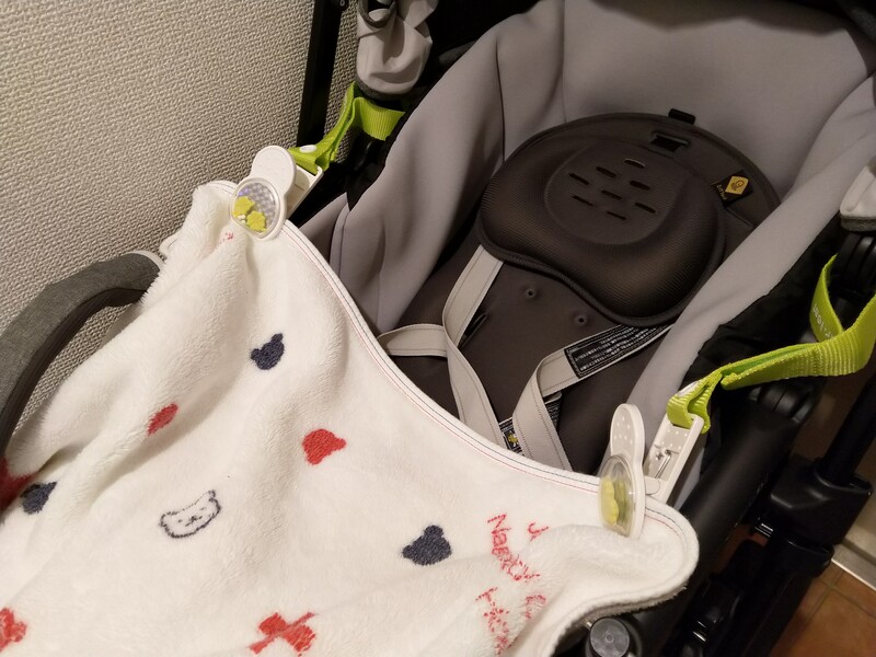 クリップの部分にタオルケットを挟めば、もう赤ん坊が暴れてタオルケットがずり落ちることはありません。