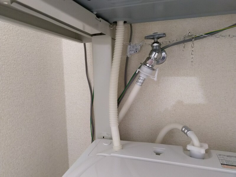 排水ホースを洗濯機のホース差込口に押し込みます。