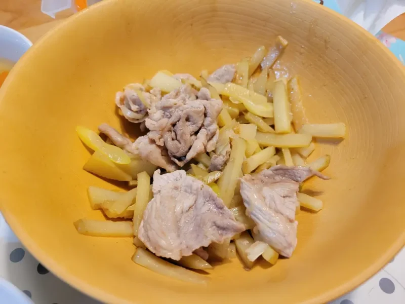 豚肉と新じゃがと長ねぎで作った子ども向けのやさしい塩だれ炒め