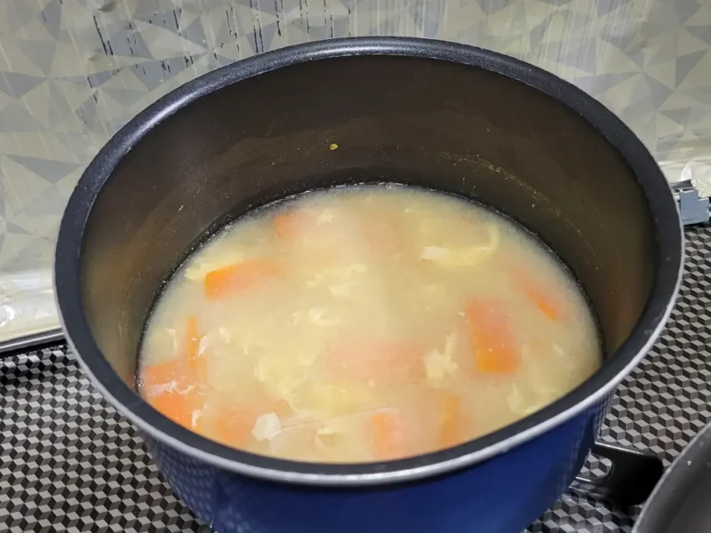 にんじんと卵で作ったやさしい味の味噌汁を器に盛り付けた様子