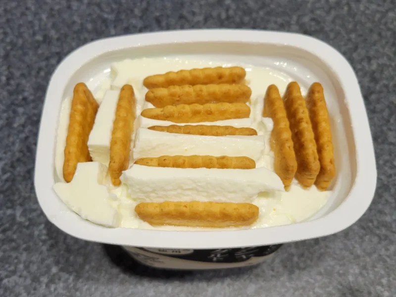 ギリシャヨーグルトにココナッツサブレを埋めた仕込み直後の状態