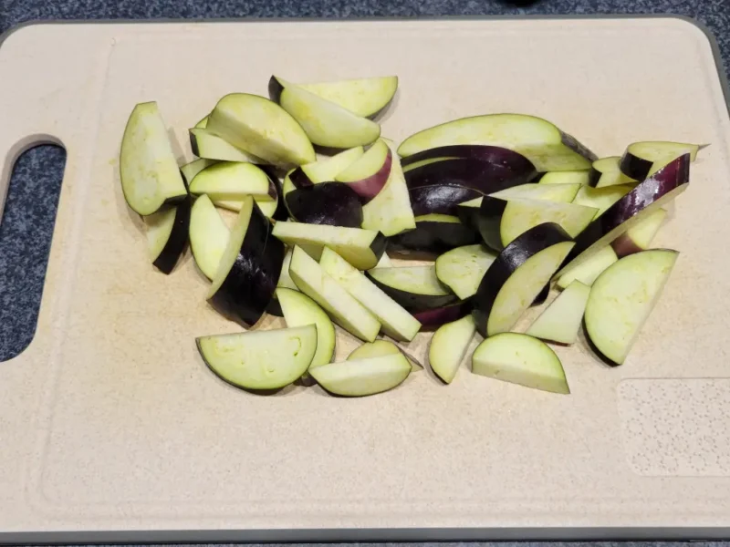 斜め薄切りにしたなすをまな板の上に並べた様子