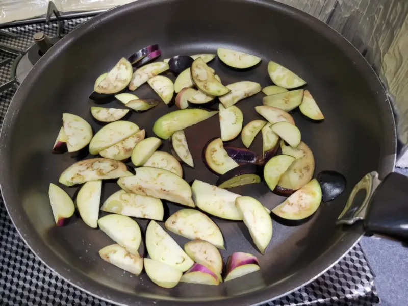 フライパンでなすを先に炒めている様子