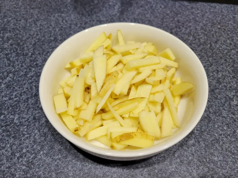 細めの短冊切りの後、水にさらし、水気を切った写真