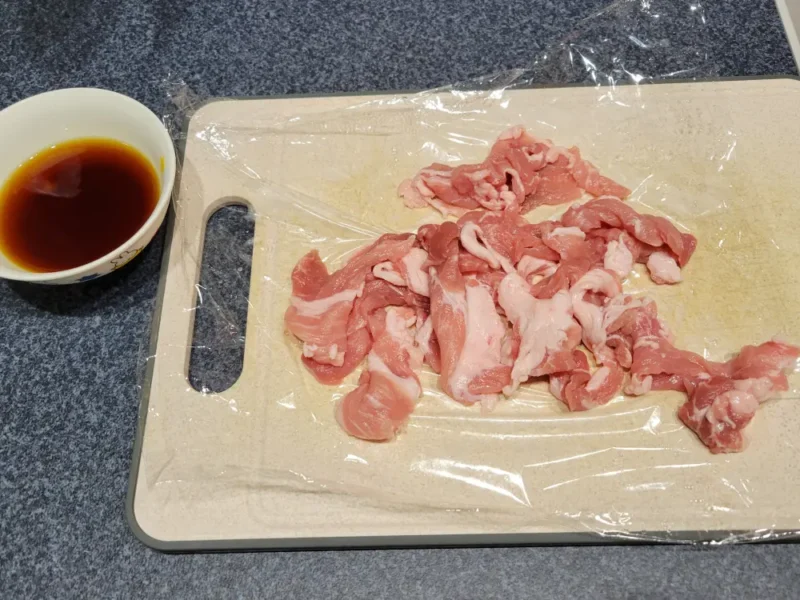 食べやすく切った豚切り落としと小鉢に混ぜた甘辛しょうゆだれ