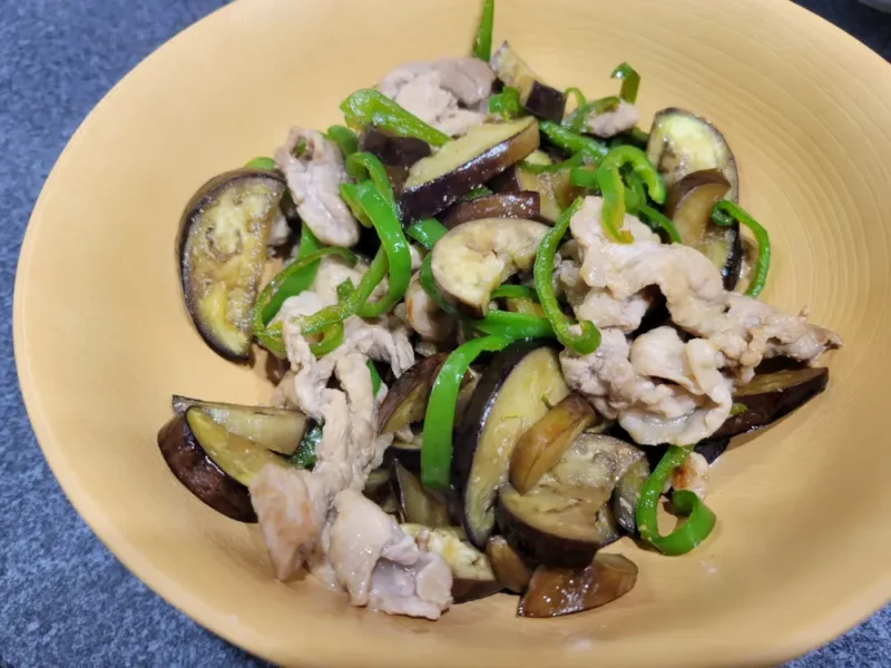 豚肉となすとピーマンで作った子ども向けの甘辛しょうゆ炒め