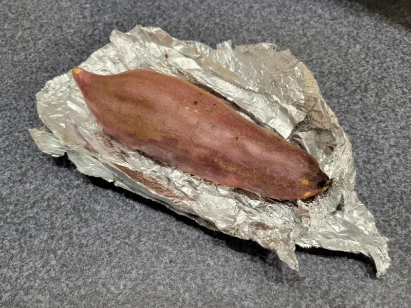 アルミホイルに包んださつまいもの様子