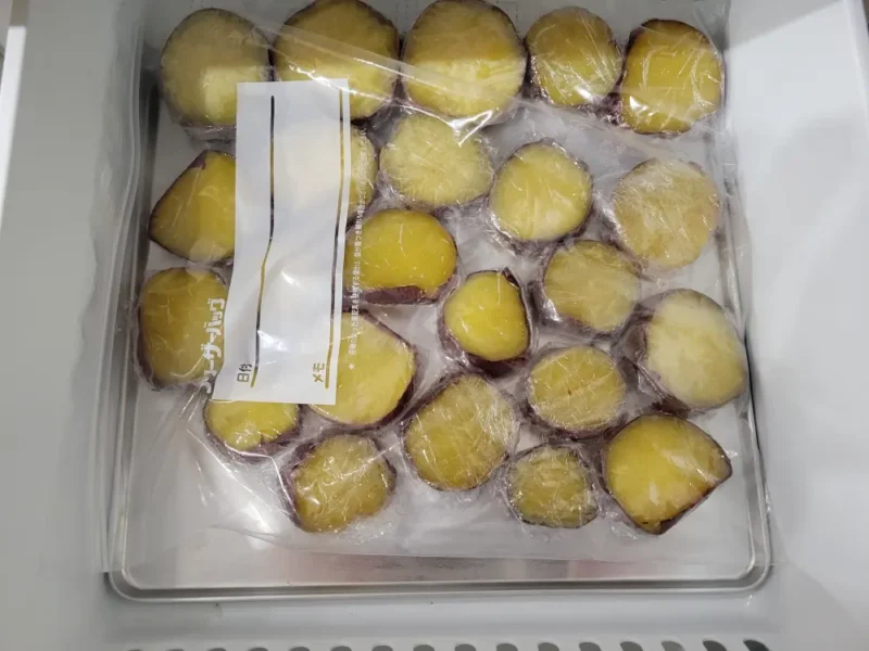 焼き芋の輪切りをフリーザーバッグに入れて冷凍庫で保存している様子