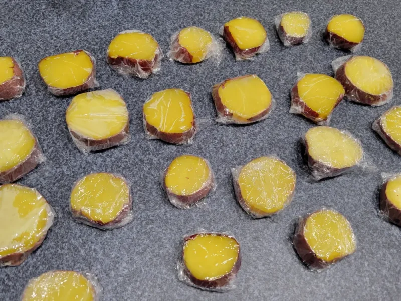 ラップで1つずつ小分けした焼き芋の輪切りを並べた様子