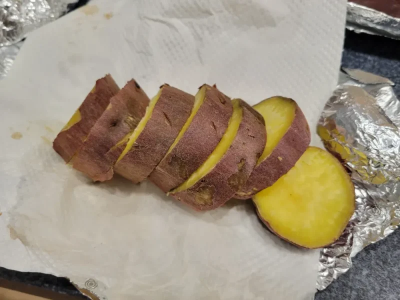焼き上がったさつまいもをキッチンペーパーの上で輪切りにした様子