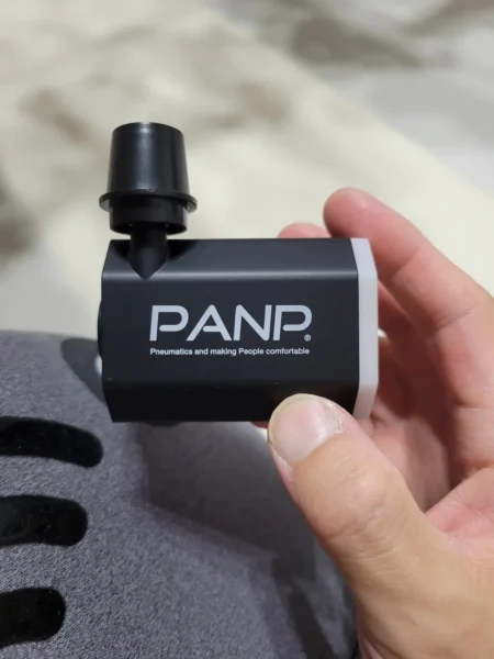 インフレータブルマットに小型電動エアポンプ(PANPブランド)で空気を入れる準備をしている様子