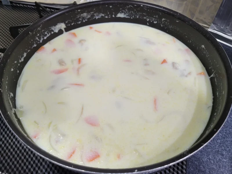 鍋で作ったルーなしの鶏ももホワイトシチュー