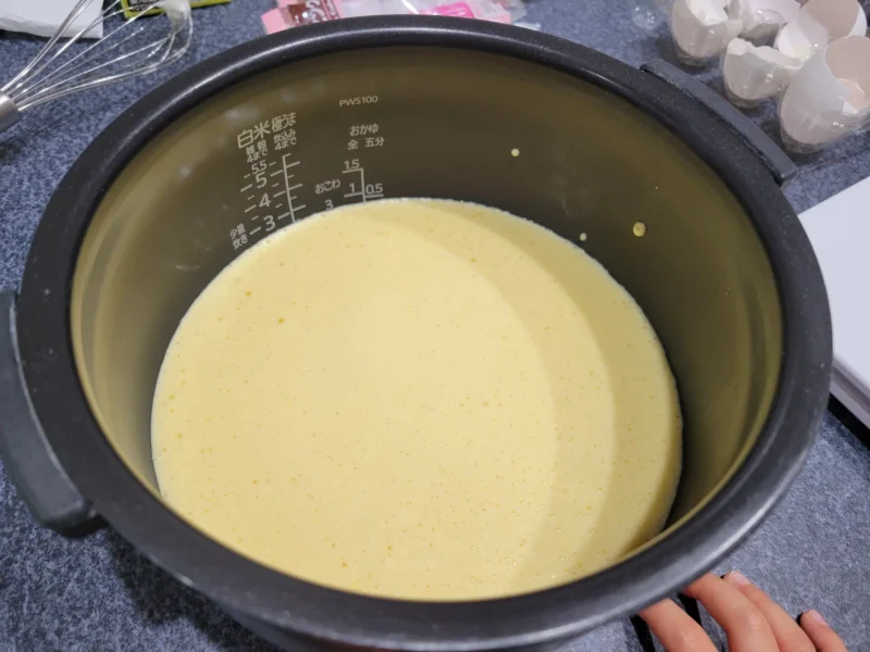 炊飯器の内釜に流し入れたケーキ生地