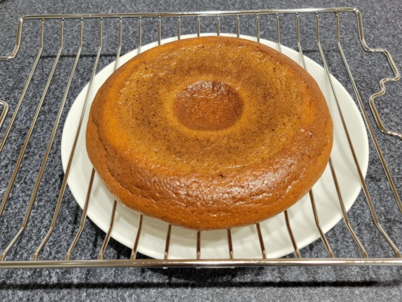 炊飯器から取り出して冷ましているケーキ