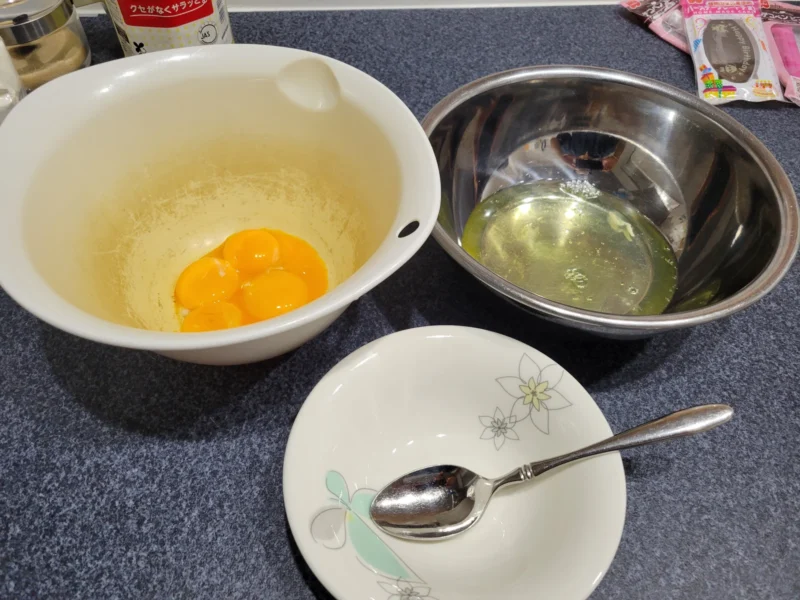 卵黄と卵白を別々のボウルに分けたところ