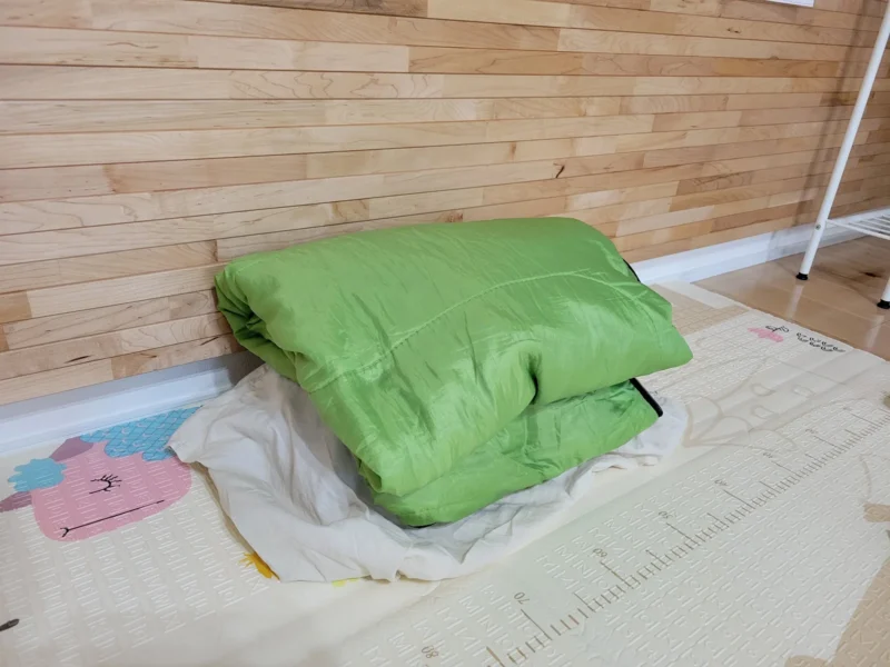 寝袋を畳んでプレイマットの上に置いた片付け後の様子