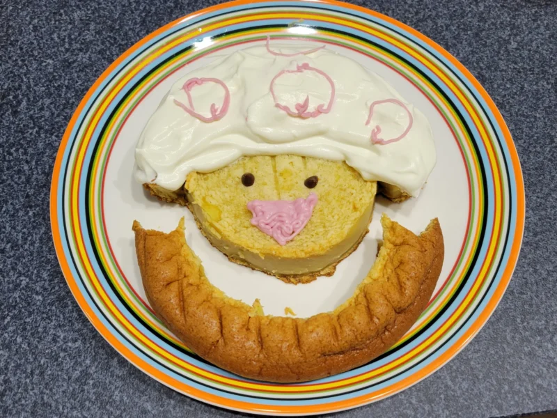 チョコペンで顔を描いたキノピオ風ケーキ