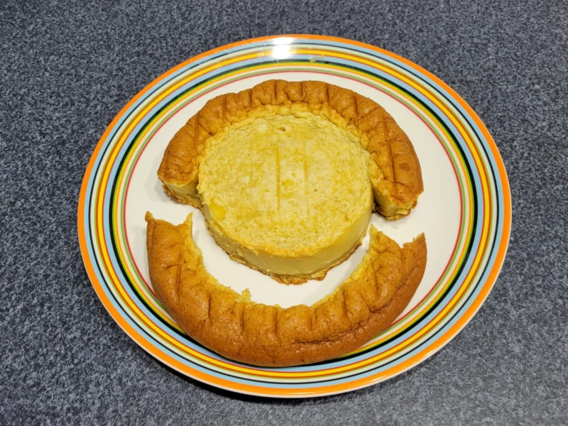 キノピオ風に見えるようケーキの下側を少し整えたところ