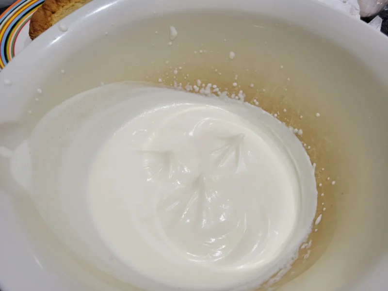 マルチブレンダーで泡立てた生クリーム