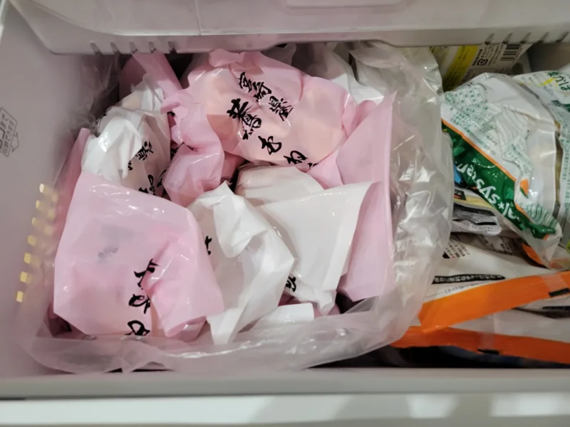 串間市のふるさと納税でもらった鶏もも肉・むね肉4.5kgを冷凍庫に収納した様子